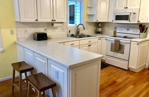 Blaine House | Spacious 5BR Family Retreat with Hot Tub, sleeps 14!