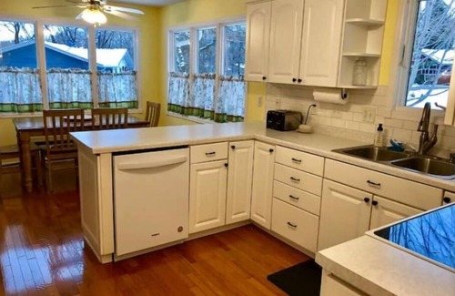 Blaine House | Spacious 5BR Family Retreat with Hot Tub, sleeps 14!