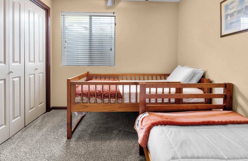 Des Moines House | Spacious 5BR Haven with Deck & Garage for Ultimate