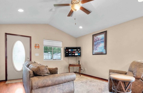 Des Moines House | Spacious 5BR Haven with Deck & Garage for Ultimate
