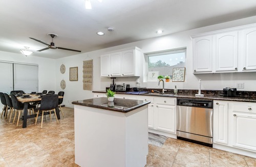 North San Antonio - SAT House | Spacious 5BR Retreat w/Pool, Hot Tub, Game Room & Pool Table - Sleeps 14