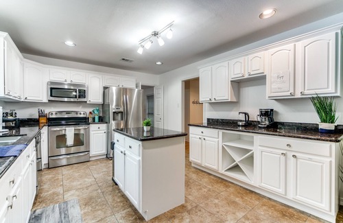 North San Antonio - SAT House | Spacious 5BR Retreat w/Pool, Hot Tub, Game Room & Pool Table - Sleeps 14