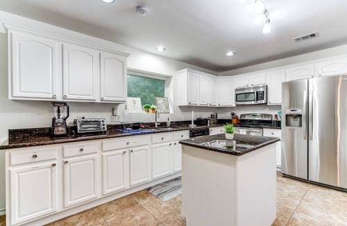 North San Antonio - SAT House | Spacious 5BR Retreat w/Pool, Hot Tub, Game Room & Pool Table - Sleeps 14