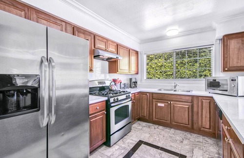 Desert Park Estates House | Spacious 6 Bdr Pool Home w/basketball court, perfect for Families