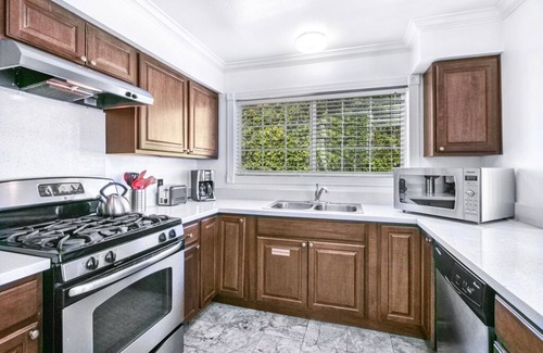 Desert Park Estates House | Spacious 6 Bdr Pool Home w/basketball court, perfect for Families