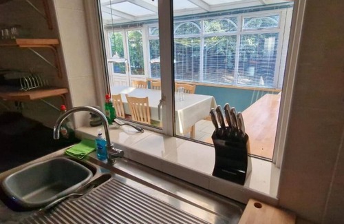 Crawley House | Spacious 6-bed house - 12 mins Gatwick