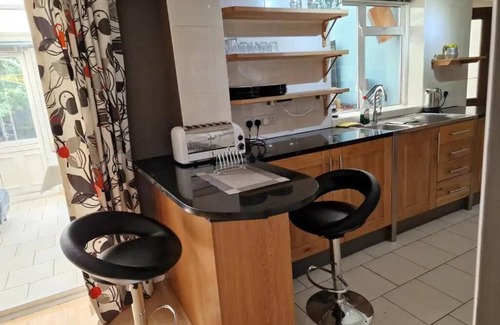 Crawley House | Spacious 6-bed house - 12 mins Gatwick