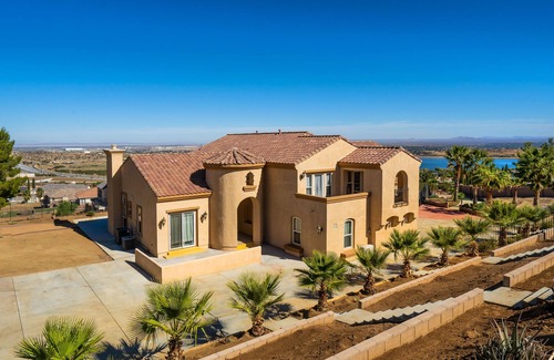 Agua Dulce House | Spacious 6- bedroom, 8 beds, 7 bathroom home with beautiful lake view