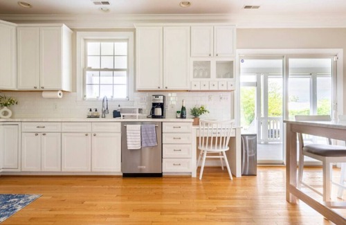 Shady Side House | Spacious 6-bedroom country house on the water in beautiful Shady Side with WiFi