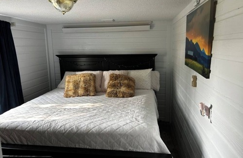 Lonergan Other | Spacious 6-bedroom farmhouse in at gorgeous Lake Mac with AC, WiFi