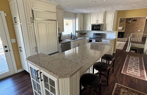 Sunnyland House | Spacious 6-bedroom house in charming Washington with seasonal pool and pond!