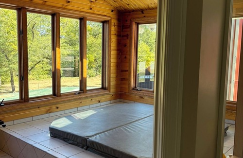 Sunnyland House | Spacious 6-bedroom house in charming Washington with seasonal pool and pond!