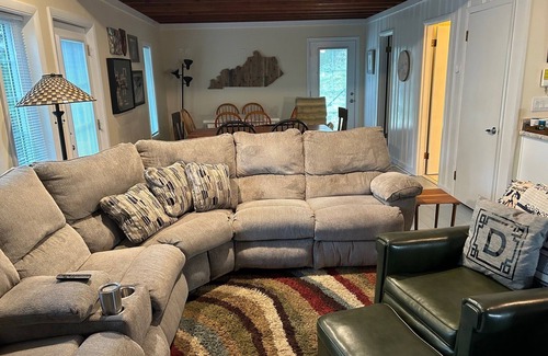 Jamestown House | Spacious 6-bedroom house with WiFi & AC in charming Jamestown lake ramp access