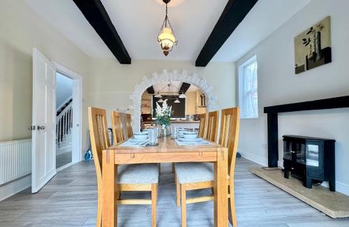 Sutton-in-Ashfield House | Spacious 6 Bedroom Home with Pool Table - Free Driveway Parking - 12 beds and 3 Bathrooms - Rustic Cottage Features