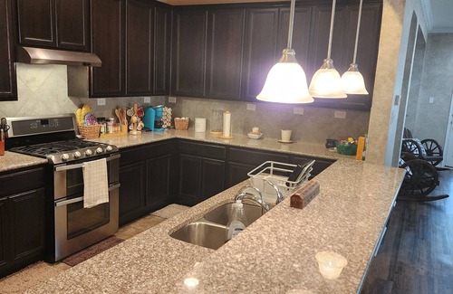 Converse House | Spacious 6-bedroom house in charming Converse with WiFi, AC