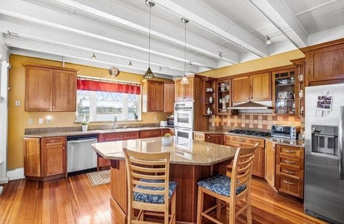 Minot House | Spacious 6-bedroom oceanfront house in awesome Scituate w spectacular views.