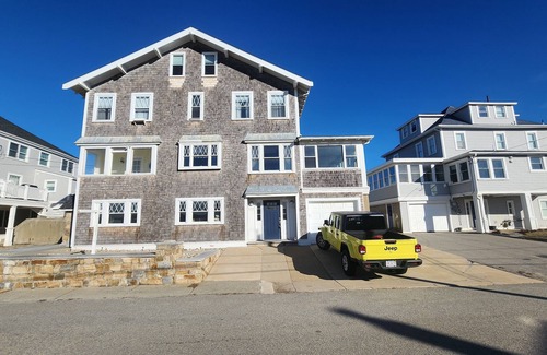 Minot House | Spacious 6-bedroom oceanfront house in awesome Scituate w spectacular views.