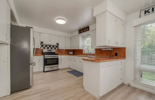 Grand Rapids House | Spacious 6-bedroom house in lovely Grand Rapids with WiFi