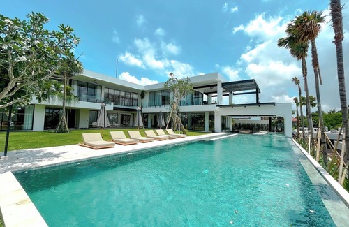 Babakan Villa | Spacious, 6 Bedroom Villa near Canggu Area