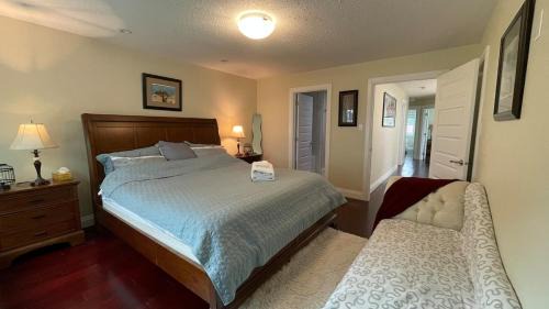 Northwest Edmonton Apartment | Spacious 6 beds 3 baths home in Central WiFi parking AC