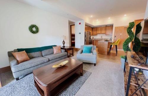 Grandville Apartment | Spacious 6BR 6BA Grand Castle Apartment Near Downtown