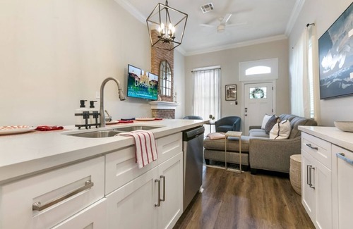 Faubourg Lafayette House | Spacious 6BR Hideaway: Minutes to French Quarter