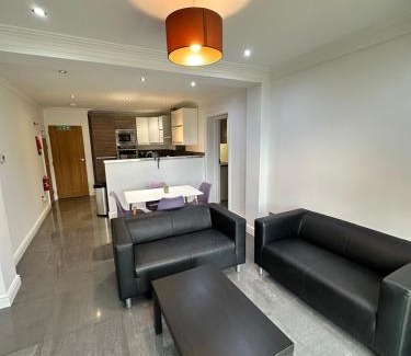 Woking Apartment | Spacious 7 Bed Home Contractor Corporate Long Stays