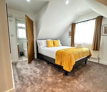 Woking Apartment | Spacious 7 Bed Home Contractor Corporate Long Stays