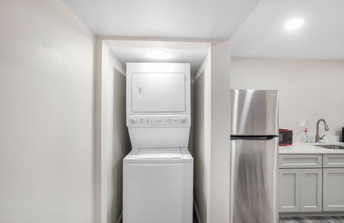 Adelphi House | Spacious 7-bedroom house with WiFi, AC, and Streaming Services in Silver Spring