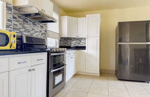 Upper Darby House | Spacious 7-BR Family Retreat in Upper Darby