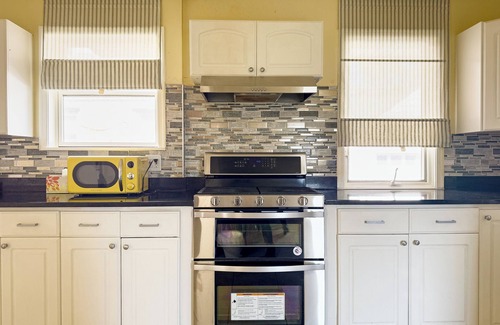 Upper Darby House | Spacious 7-BR Family Retreat in Upper Darby