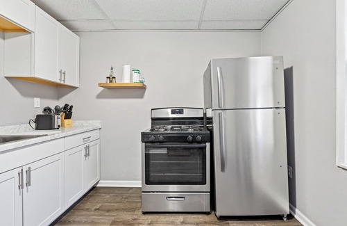 Mount Washington House | Spacious 8 Bed House! Triple King Bed - 3 Stories!