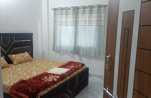 Varanasi Apartment | Spacious 8-bedroom apartment with AC and hot water, WiFi in charming Varanasi