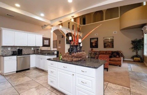 East End House | Spacious 8-bedroom house with WiFi, AC in lovely Hensley