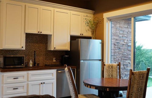 Stillwater House | Spacious 8 Bedroom w/Swimming Pool & Indoor Basketball Court. Close to BPS
