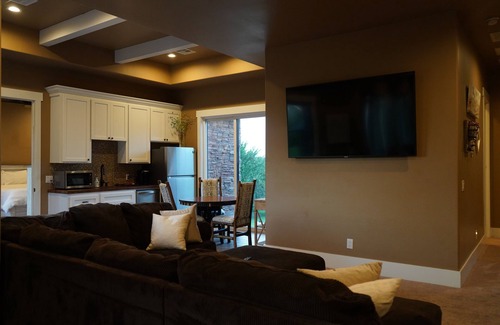 Stillwater House | Spacious 8 Bedroom w/Swimming Pool & Indoor Basketball Court. Close to BPS