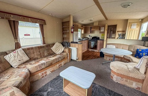 Skegness House | Spacious 8 berth caravan at Southview Holiday Park near Skegness ref 33018ML