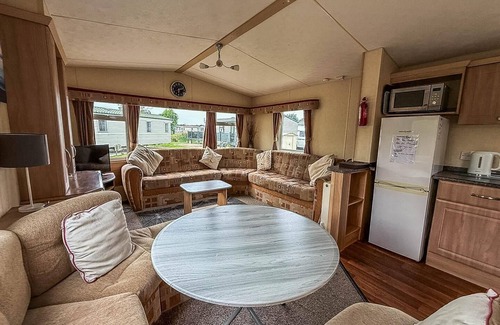 Skegness House | Spacious 8 berth caravan at Southview Holiday Park near Skegness ref 33018ML
