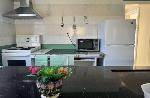 Newtonbrook House | Spacious 8-Person Entire House Near Finch Subway Station for Families Groups