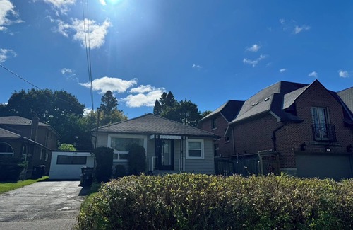 Newtonbrook House | Spacious 8-Person Entire House Near Finch Subway Station for Families Groups