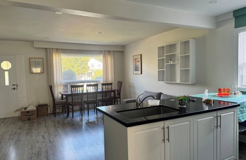 Newtonbrook House | Spacious 8-Person Entire House Near Finch Subway Station for Families Groups