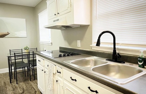 East Memphis House | Spacious 8BR Getaway: 2 Homes, BBQ | Near Downtown