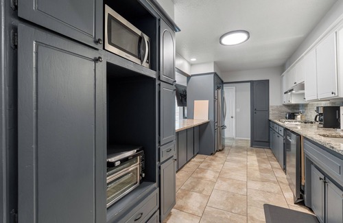 Central Oklahoma City House | Spacious 8BR Modern Retreat Pool Table RV