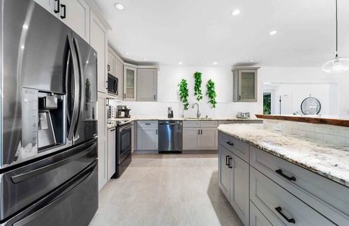 Davie Cottage | Spacious 8BR w/Guesthouse + Pool & Tons of Games