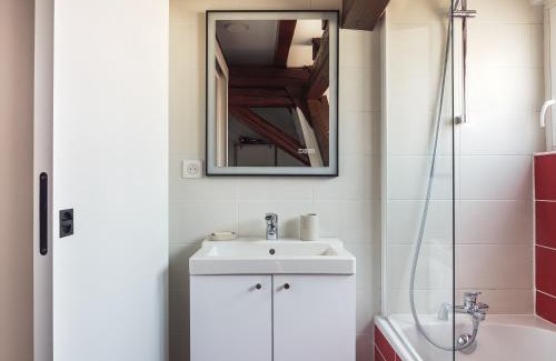 Marlenheim Apartment | Spacious 90m2 Home, Bay Windows & Large Parking