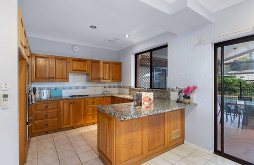 Macgregor House | Spacious Affordable 7B3B 2Living/Pool/Yard/Mall