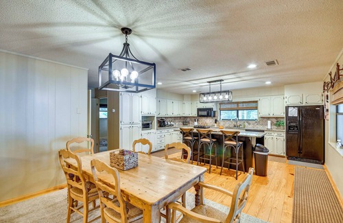 Alexander City House | Spacious Alexander City Retreat w/Private Dock!