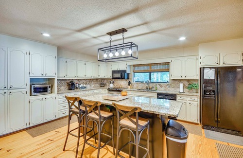 Alexander City House | Spacious Alexander City Retreat w/Private Dock!