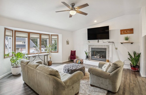 Northeast Anchorage Cottage | Spacious Anchorage Vacation Rental w/ Private Yard