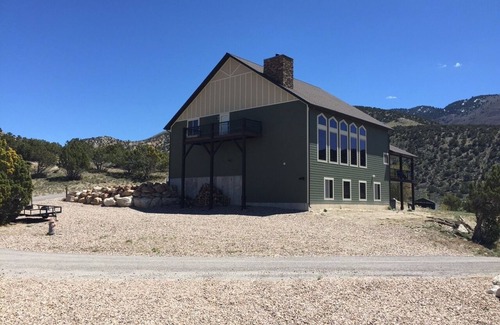 Sterling Cabin | Spacious and beautiful 5400 sq. ft. cabin located near Palisade State Park.